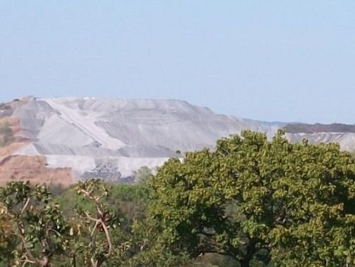 Bancada de rejeitos de amianto (exposição dos resíduos às correntes de ar)