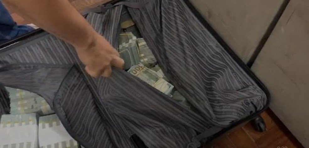 Dinheiro foi encontrado dentro de mochilas e malas — Foto: Polícia Federal Dinheiro foi encontrado dentro de mochilas e malas — Foto: Polícia Federal