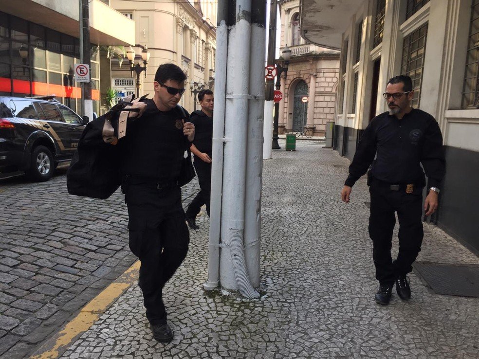 Policiais federais atuam em operação contra o tráfico de drogas em Santos, SP — Foto: Andressa Barboza/G1 Policiais federais atuam em operação contra o tráfico de drogas em Santos, SP — Foto: Andressa Barboza/G1