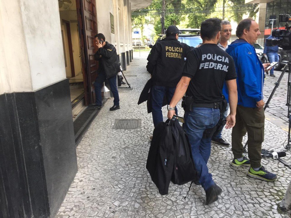 Polícia Federal leva pastas e documentos para a sede de Santos — Foto: Andressa Barboza/G1 Polícia Federal leva pastas e documentos para a sede de Santos — Foto: Andressa Barboza/G1